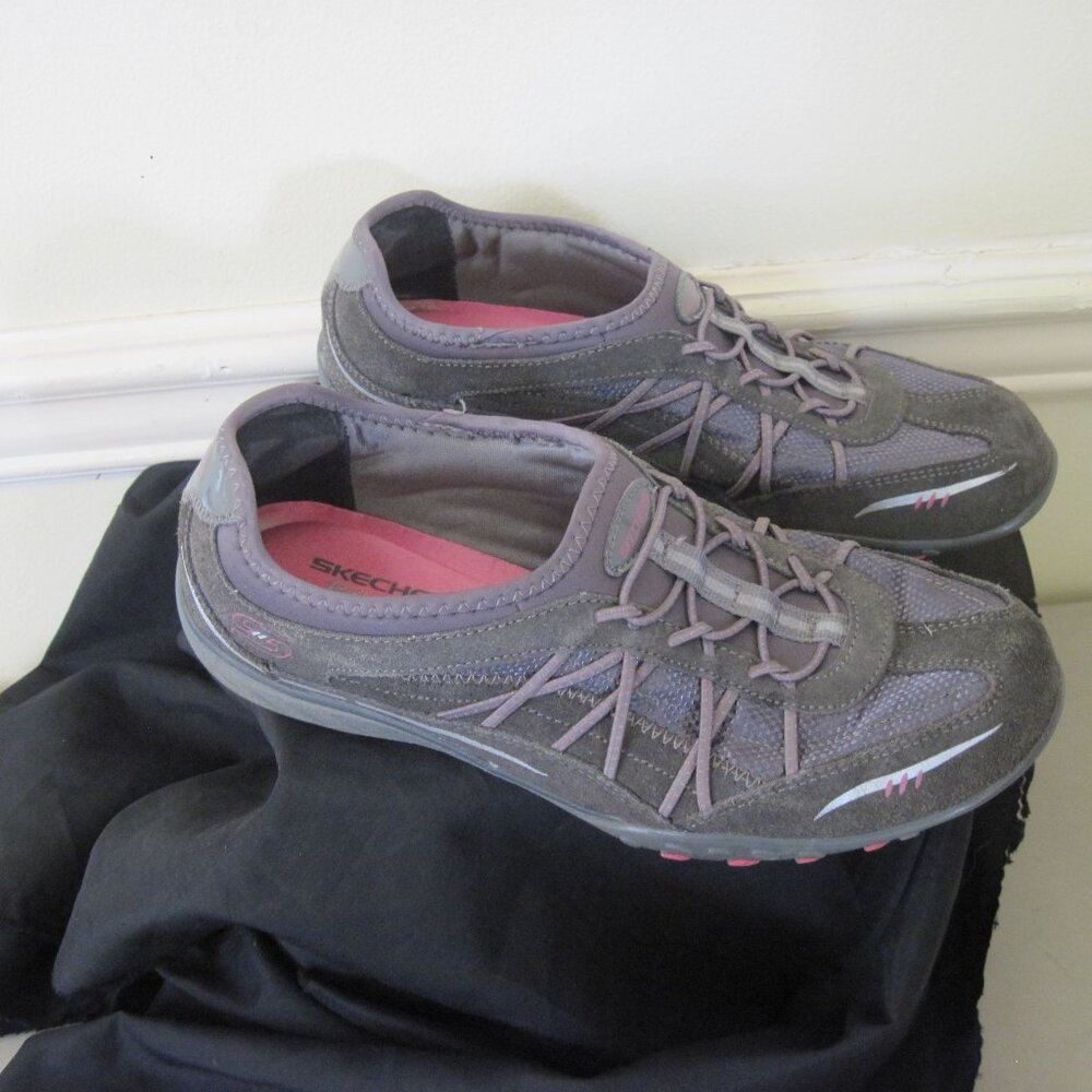 SKECHERS~Women's Shoes~Size 7.5~Memory Foam~Leather Uppers~Relax Fit~Gray/Silver